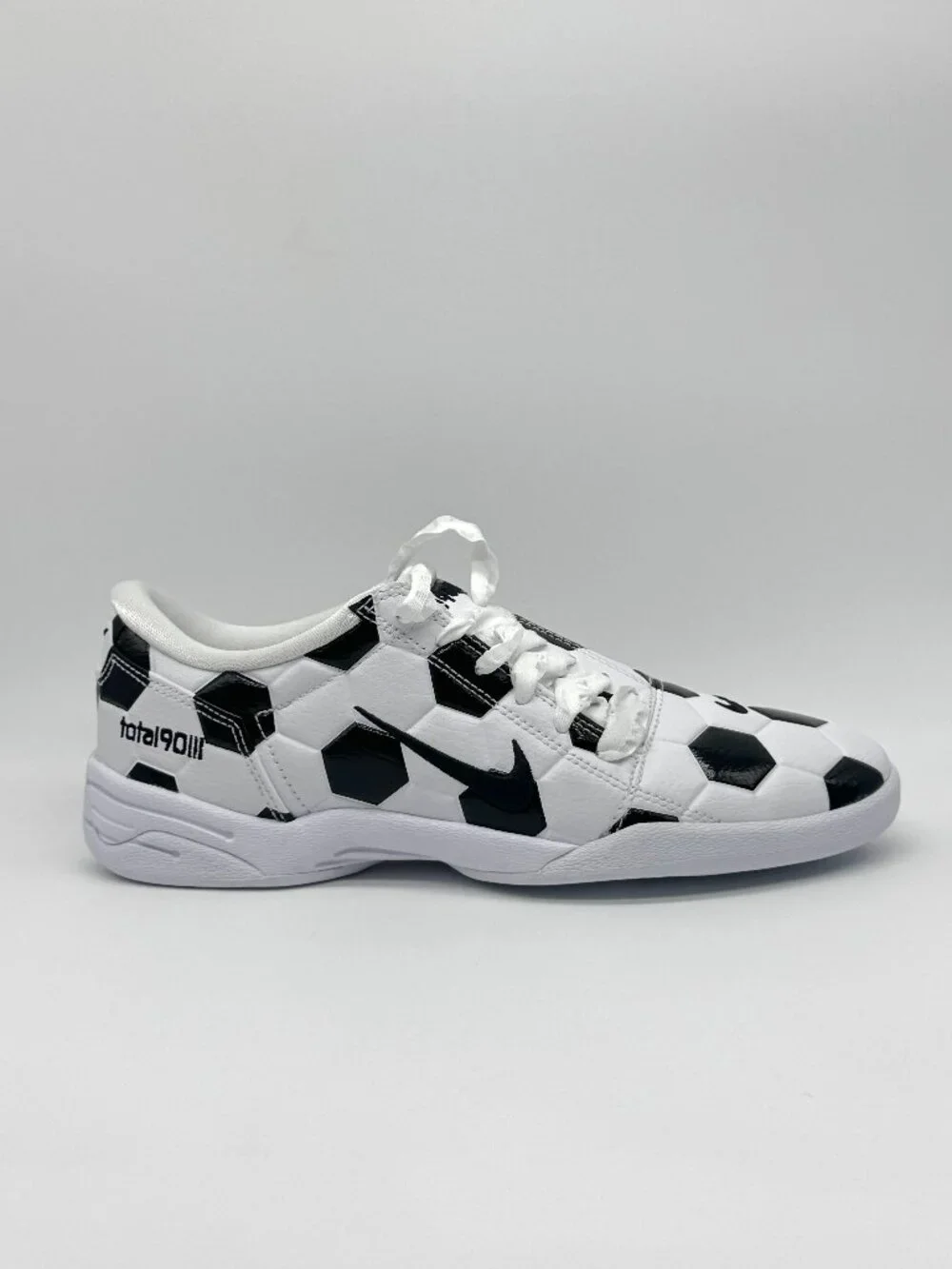 Nike Womens Total 90 Soccer Ball Shoes Black White Sz 8 New IO2388-100